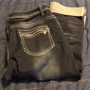 Denim capris with zipper pockets